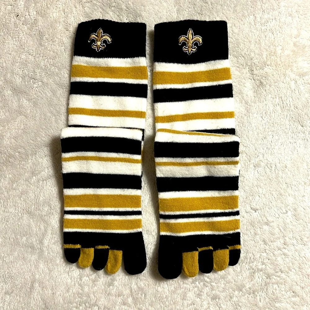 NFL Saints . Five Fingers Striped Toe Socks with Fleur-de-lis. NWOT.
